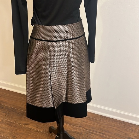 Ann Taylor Silk and Cotton Blend Gold Print and Faux Velvet Lined Skirt, Sz. 2. - Picture 7 of 12
